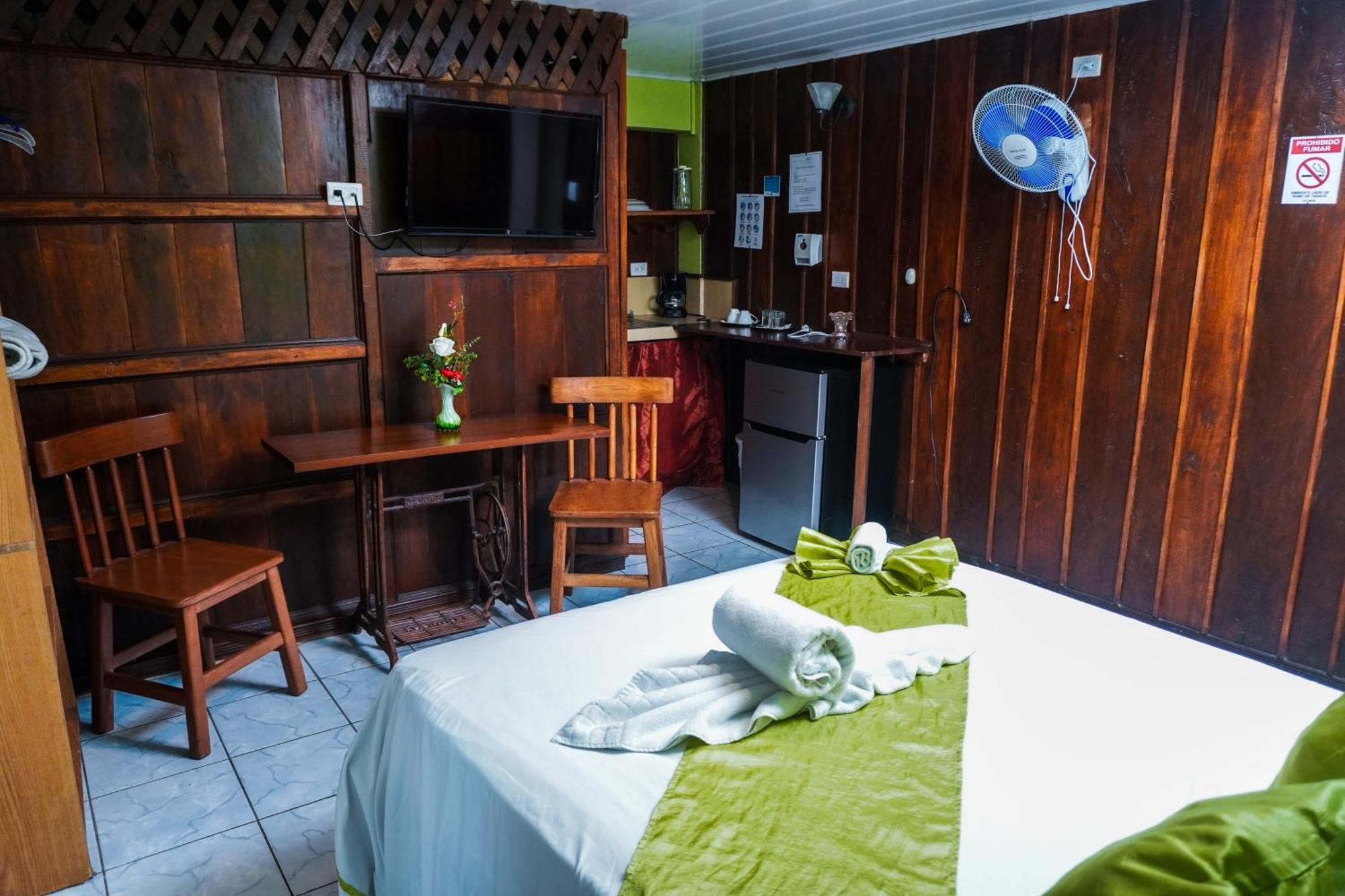 Hospedaje Angeluz Quesada  Eksteriør bilde